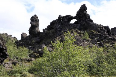 Myvatn / İzlanda - 30 Ağustos 2017: Dimmuborgir bölgesinde volkanik kaya oluşumu ve park, İzlanda, Avrupa