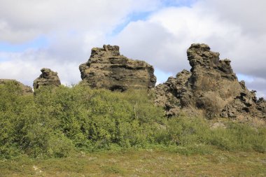 Myvatn / İzlanda - 30 Ağustos 2017: Dimmuborgir bölgesinde volkanik kaya oluşumu ve park, İzlanda, Avrupa