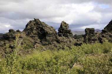 Myvatn / İzlanda - 30 Ağustos 2017: Dimmuborgir bölgesinde volkanik kaya oluşumu ve park, İzlanda, Avrupa
