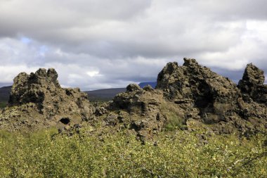 Myvatn / İzlanda - 30 Ağustos 2017: Dimmuborgir bölgesinde volkanik kaya oluşumu ve park, İzlanda, Avrupa