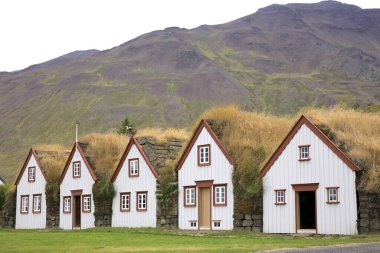 Akureyri / İzlanda - 26 Ağustos 2017: Laufas Halk Müzesi alanında tipik evler, İzlanda, Avrupa