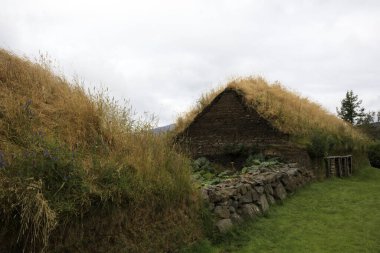 Akureyri / İzlanda - 26 Ağustos 2017: Laufas Halk Müzesi alanında bir çim evi, İzlanda, Avrupa