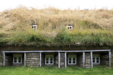 Akureyri / İzlanda - 26 Ağustos 2017: Laufas Halk Müzesi alanında bir çim evi, İzlanda, Avrupa