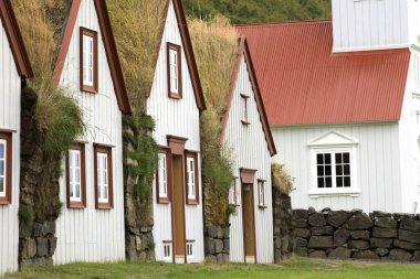Akureyri / İzlanda - 26 Ağustos 2017: Laufas Halk Müzesi alanında tipik evler, İzlanda, Avrupa