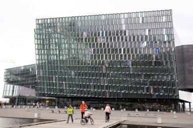 Reykjavik / İzlanda - 15 Ağustos 2017: Harpa Konser Salonu ve Konferans Merkezi, Reykjavik, İzlanda, Avrupa