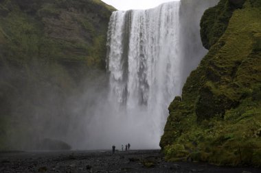 Skogafoss / İzlanda - 15 Ağustos 2017: İzlanda 'nın güneyinde, İzlanda, Avrupa' da güzel ve ünlü bir şelale