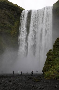 Skogafoss / İzlanda - 15 Ağustos 2017: İzlanda 'nın güneyinde, İzlanda, Avrupa' da güzel ve ünlü bir şelale