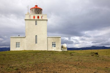Vik / İzlanda - 15 Ağustos 2017: Dyrholaey promontory deniz feneri, Vik, İzlanda, Avrupa