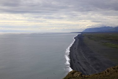 Vik / İzlanda - 15 Ağustos 2017: Dyrholaey promontory, Vik, İzlanda, Avrupa 'dan volkanik plaj manzarası