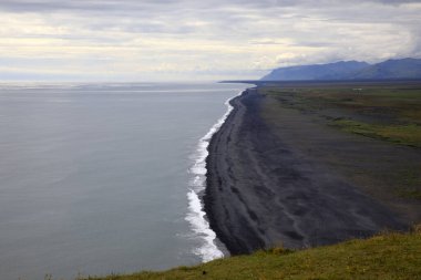 Vik / İzlanda - 15 Ağustos 2017: Dyrholaey promontory, Vik, İzlanda, Avrupa 'dan volkanik plaj manzarası