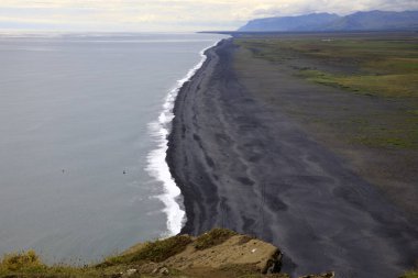 Vik / İzlanda - 15 Ağustos 2017: Dyrholaey promontory, Vik, İzlanda, Avrupa 'dan volkanik plaj manzarası