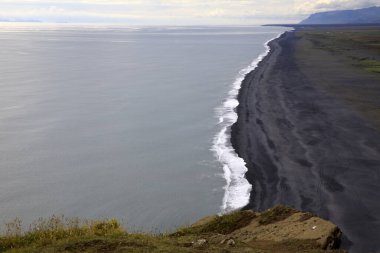 Vik / İzlanda - 15 Ağustos 2017: Dyrholaey promontory, Vik, İzlanda, Avrupa 'dan volkanik plaj manzarası