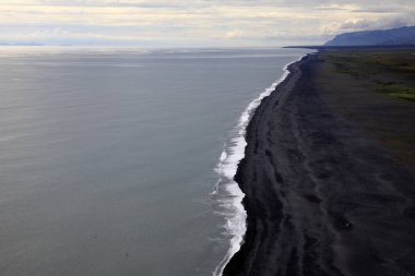 Vik / İzlanda - 15 Ağustos 2017: Dyrholaey promontory, Vik, İzlanda, Avrupa 'dan volkanik plaj manzarası