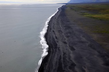 Vik / İzlanda - 15 Ağustos 2017: Dyrholaey promontory, Vik, İzlanda, Avrupa 'dan volkanik plaj manzarası