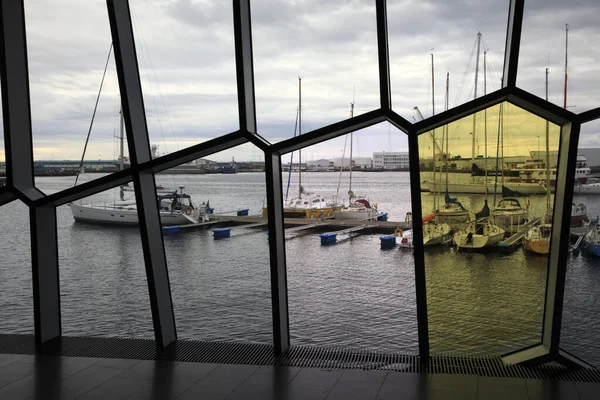 Reykjavik Ijsland Augustus 2017 Zicht Vanuit Een Raam Harpa Concertzaal — Stockfoto