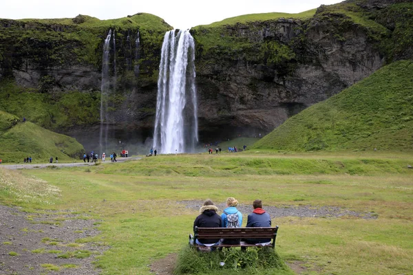 Seljalandsfoss Islandia Agosto 2017 Los Turistas Relajan Banco Cerca Cascada —  Fotos de Stock