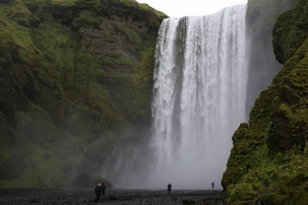 Skogafoss Ισλανδία Αυγούστου 2017 Όμορφος Και Διάσημος Καταρράκτης Skogafoss Στη — Φωτογραφία Αρχείου