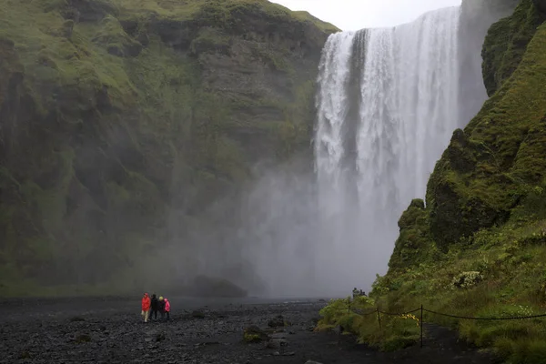 Skogafoss Izland Augusztus 2017 Gyönyörű Híres Skogafoss Vízesés Déli Részén — Stock Fotó