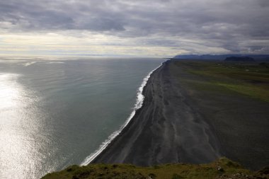 Vik / İzlanda - 15 Ağustos 2017: Dyrholaey promontory, Vik, İzlanda, Avrupa 'dan volkanik plaj manzarası