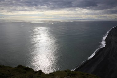 Vik / İzlanda - 15 Ağustos 2017: Dyrholaey promontory, Vik, İzlanda, Avrupa 'dan volkanik plaj manzarası