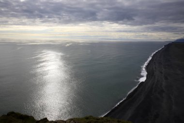 Vik / İzlanda - 15 Ağustos 2017: Dyrholaey promontory, Vik, İzlanda, Avrupa 'dan volkanik plaj manzarası