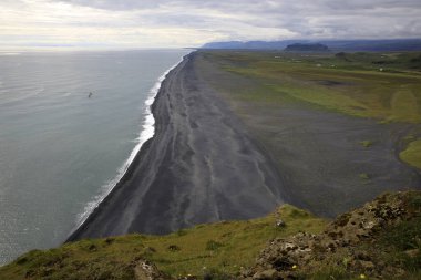 Vik / İzlanda - 15 Ağustos 2017: Dyrholaey promontory, Vik, İzlanda, Avrupa 'dan volkanik plaj manzarası