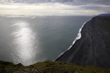 Vik / İzlanda - 15 Ağustos 2017: Dyrholaey promontory, Vik, İzlanda, Avrupa 'dan volkanik plaj manzarası