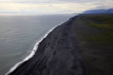 Vik / İzlanda - 15 Ağustos 2017: Dyrholaey promontory, Vik, İzlanda, Avrupa 'dan volkanik plaj manzarası