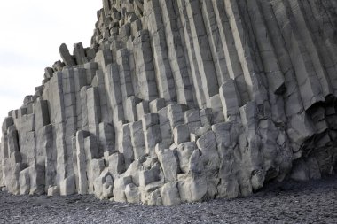 Vik / İzlanda - 15 Ağustos 2017: Vik plajı, İzlanda, Avrupa 'da kayalık oluşumları