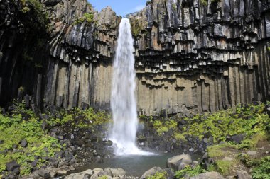 Skaftafell / İzlanda - 18 Ağustos 2017: Svartifoss 'un siyah şelalesi Skaftafell Ulusal Parkı, İzlanda, Avrupa
