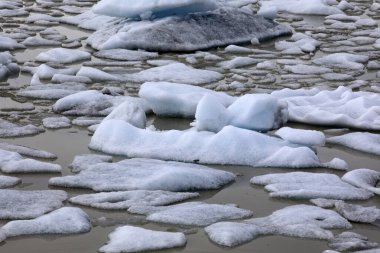 Fjallsarlon / İzlanda - 18 Ağustos 2017: Fjallsarlon Buzul Gölü 'nde buz oluşumu, İzlanda, Avrupa