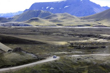 Landmannalaugar / İzlanda - 15 Ağustos 2017: Landmannalaugar Parkı yolunda bir araba, İzlanda, Avrupa 
