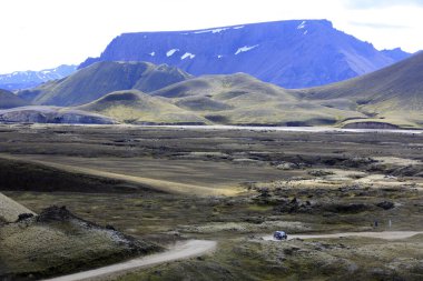 Landmannalaugar / İzlanda - 15 Ağustos 2017: Landmannalaugar Parkı yolunda bir araba, İzlanda, Avrupa 