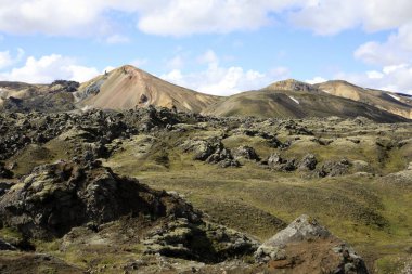 Landmannalaugar / İzlanda - 15 Ağustos 2017: Landmannalaugar parkında renkli dağlar, İzlanda, Avrupa 