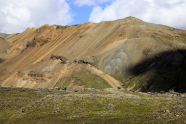 Landmannalaugar / İzlanda - 15 Ağustos 2017: Landmannalaugar parkında renkli dağlar, İzlanda, Avrupa 