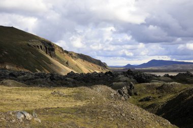 Landmannalaugar / İzlanda - 15 Ağustos 2017: Landmannalaugar parkında renkli dağlar, İzlanda, Avrupa 