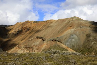 Landmannalaugar / İzlanda - 15 Ağustos 2017: Landmannalaugar parkında renkli dağlar, İzlanda, Avrupa 