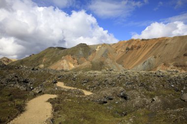 Landmannalaugar / İzlanda - 15 Ağustos 2017: Landmannalaugar parkında renkli dağlar, İzlanda, Avrupa 