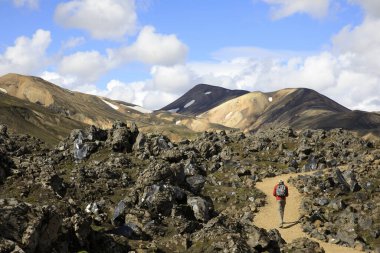 Landmannalaugar / İzlanda - 15 Ağustos 2017: Landmannalaugar parkında renkli dağlar, İzlanda, Avrupa 