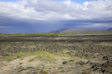İzlanda - 15 Ağustos 2017: İzlanda, Avrupa 'daki Landmannalaugar parkı yakınlarında tipik bir lav sahası 