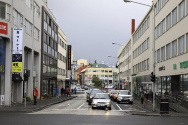 Reykjavik / İzlanda - 15 Ağustos 2017: Reykjavik kentinde bir yol ve evler, İzlanda, Avrupa