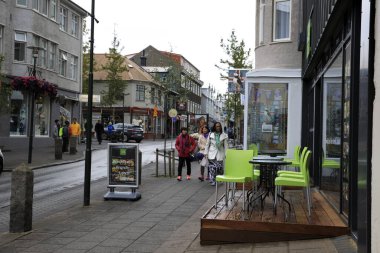 Reykjavik / İzlanda - 15 Ağustos 2017: Reykjavik kentinde bir yol ve evler, İzlanda, Avrupa