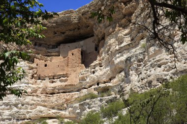 Verde Kampı, Arizona / Usa - 01 Ağustos 2015: Montezuma Kalesi park alanı ve kalıntıları, Arizona, Usa