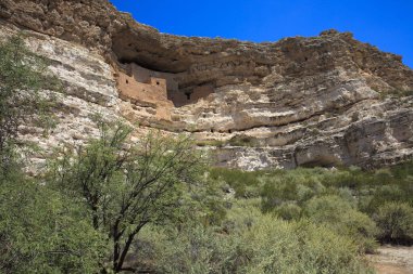 Verde Kampı, Arizona / Usa - 01 Ağustos 2015: Montezuma Kalesi park alanı ve kalıntıları, Arizona, Usa