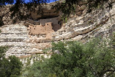 Verde Kampı, Arizona / Usa - 01 Ağustos 2015: Montezuma Kalesi park alanı ve kalıntıları, Arizona, Usa