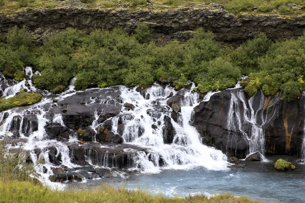 Hraunfossar Ισλανδία Αυγούστου 2017 Καταρράκτες Hraunfossar Που Σχηματίζονται Από Ρυάκια — Φωτογραφία Αρχείου