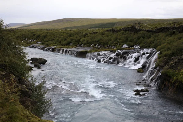 Hraunfossar Islandia Sierpnia 2017 Wodospady Hraunfossar Utworzone Przez Rzeczki Wypływające — Zdjęcie stockowe