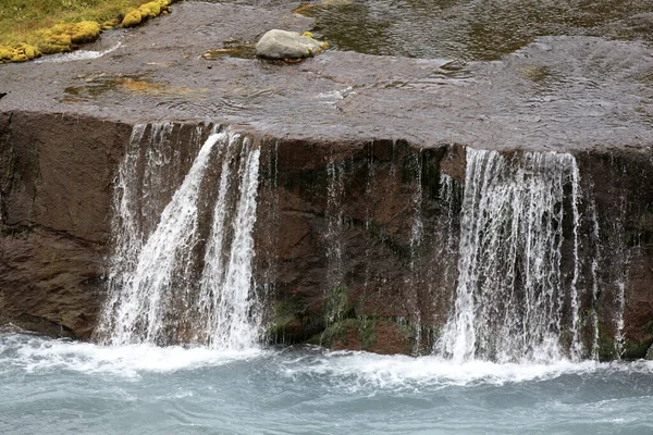 Hraunfossar Islândia Agosto 2017 Cachoeiras Hraunfossar Formadas Por Rebites Que — Fotografia de Stock