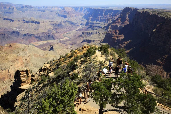 亚利桑那州 乌萨州 2015年8月1日 游客在乌萨州亚利桑那州南缘大峡谷观看风景 — 图库照片