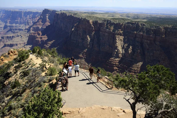 亚利桑那州 乌萨州 2015年8月1日 游客在乌萨州亚利桑那州南缘大峡谷观看风景 — 图库照片